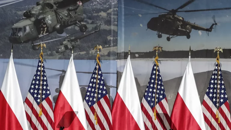 Bloomberg: США попросили Польшу объяснить прекращение поддержки Украины