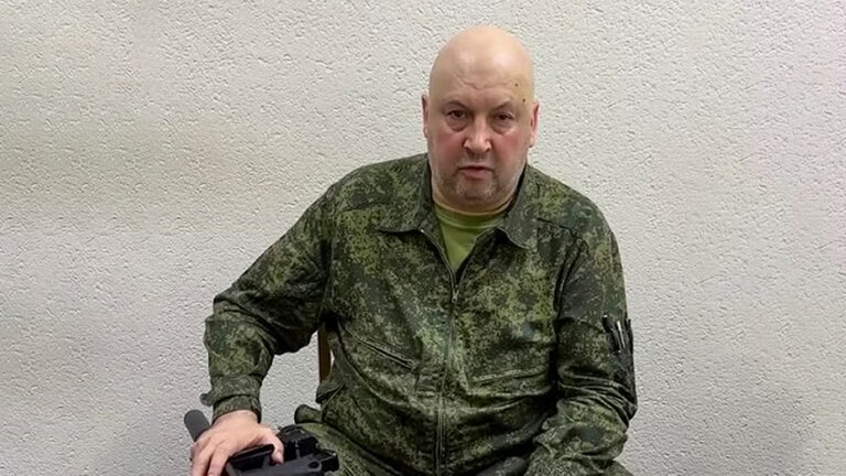 «Противно почему-то». Что военкоры и военные блогеры говорят о судьбе Суровикина