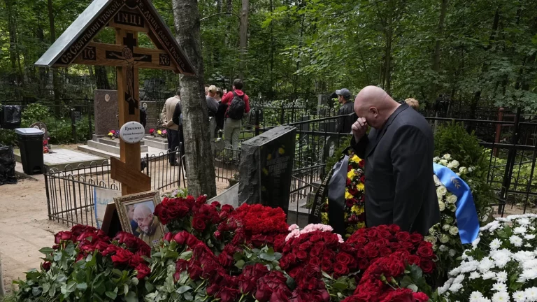 Политолог Гращенков объяснил формат похорон Пригожина «мелочными разборками»