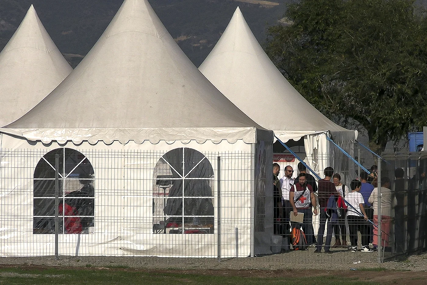 Беженцы из Нагорного Карабаха собираются во временном лагере. Фото дня