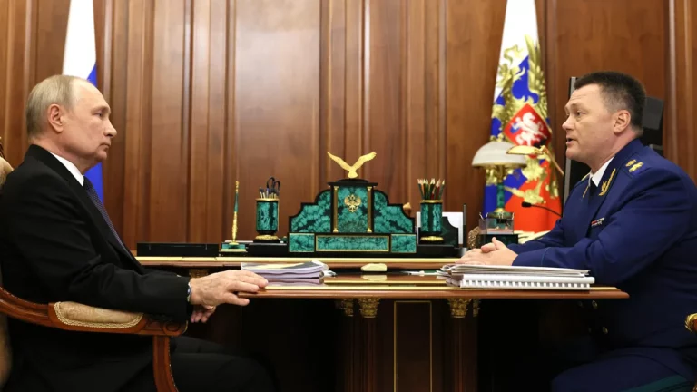 Президент России Владимир Путин с Генеральным прокурором Игорем Красновым