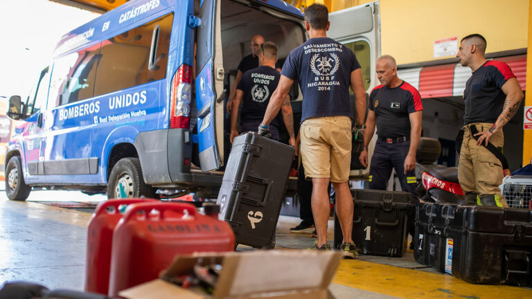 Испанские спасатели отправляются в Марокко для поиска людей под завалами. Фото дня