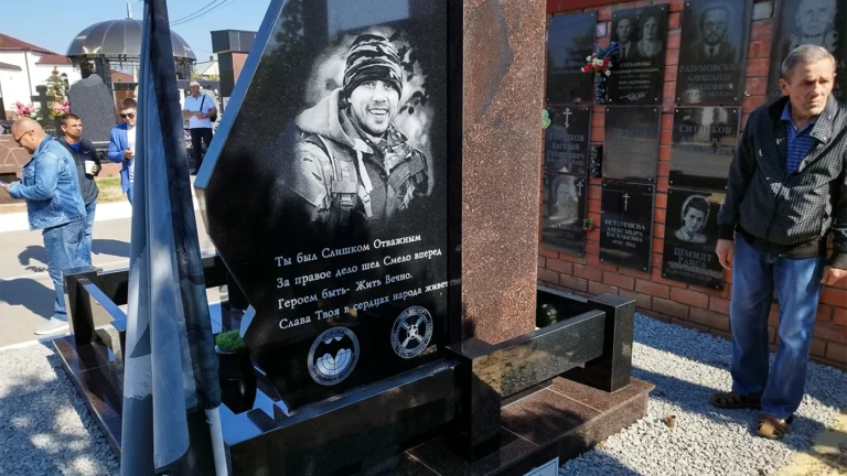«Вагнера́, на колени перед матерью!» В Волгограде открыли памятник командиру ЧВК