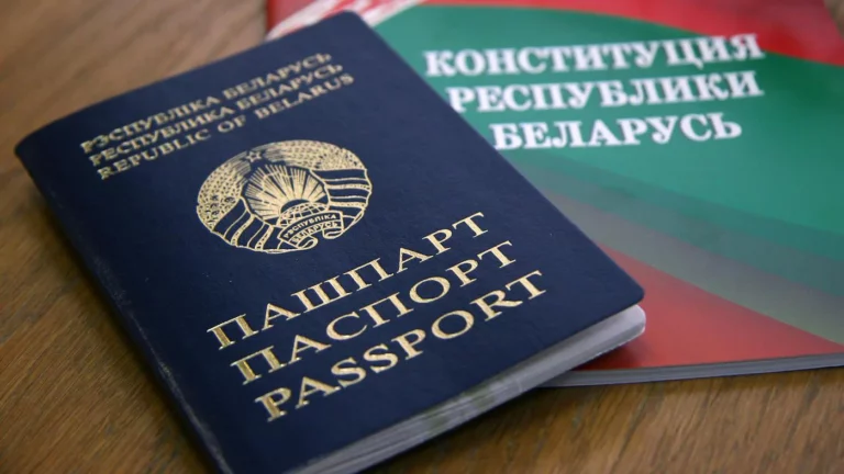 Лукашенко запретил выдавать паспорта проживающим за рубежом белорусам