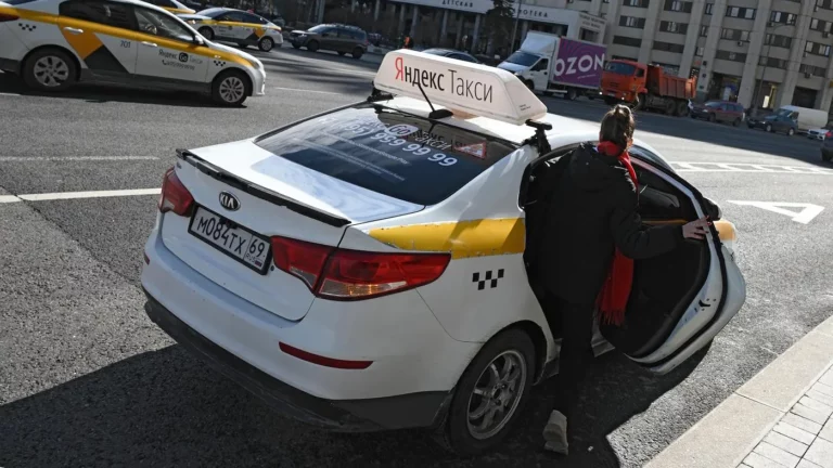«Яндекс» назвал три фактора роста цен на такси в России. Но ФАС пока не может провести проверку