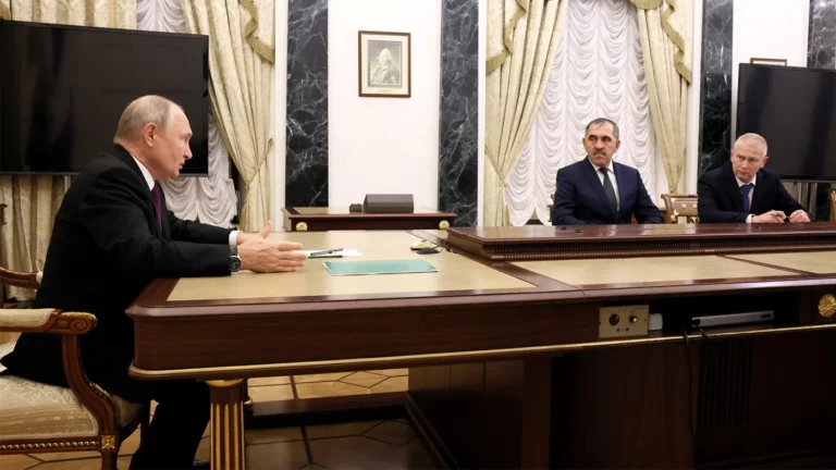 Владимир Путин с заместителем Министра обороны Юнус-Беком Евкуровым  и Андреем Трошевым