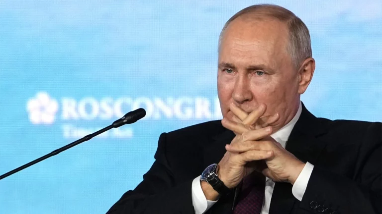 Переговоры с Украиной, Карабах и курс рубля. Что Путин говорил на ВЭФ-2023