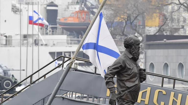 Житель Амурской области потребовал снести памятник Солженицыну