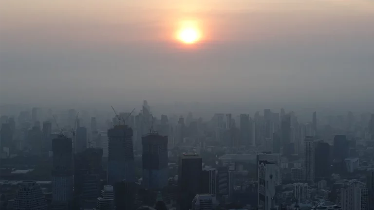 Загрязнение воздуха в Бангкоке из-за сельскохозяйственных и лесных пожаров. Апрель 2023 года