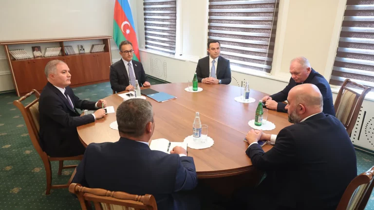 В Евлахе начались переговоры армян Карабаха и представителей Баку