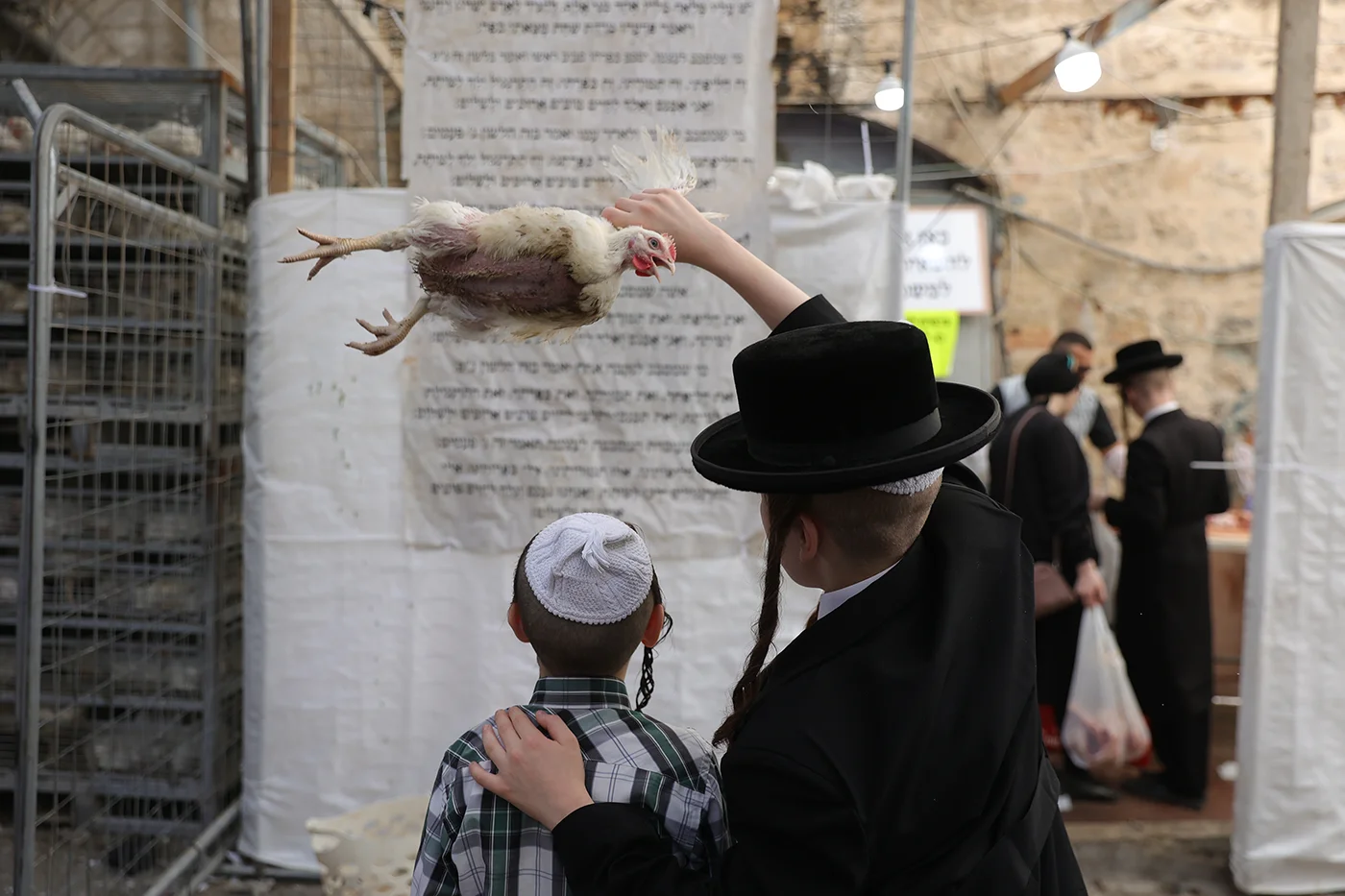 Иудейский обряд капарот в преддверии праздника Йом-Кипур. Фото дня