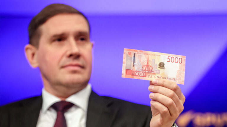 ЦБ ввел в обращение новые купюры в 1 000 и 5 000 рублей