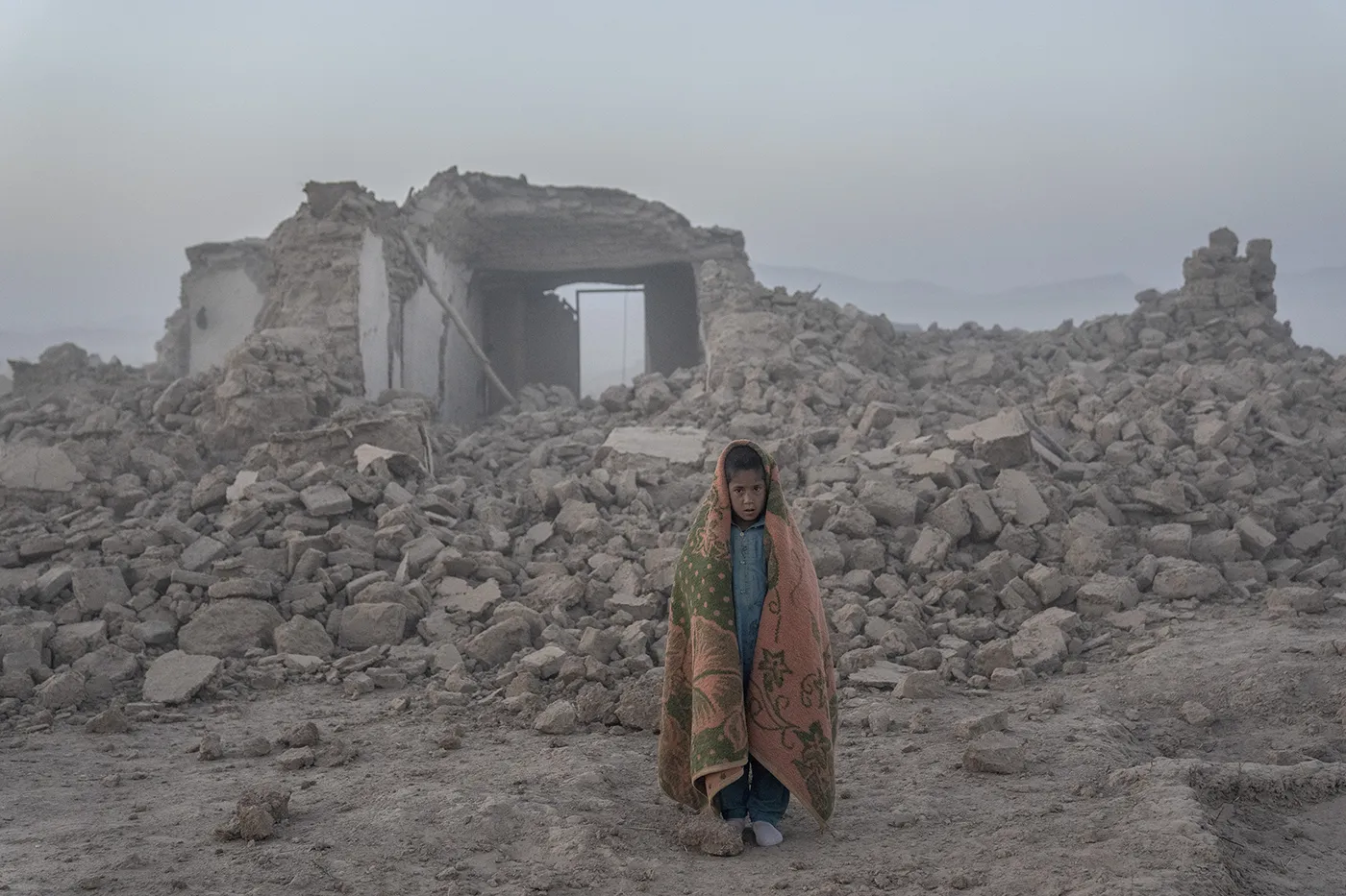 Последствия землетрясения на западе Афганистана. Фото дня