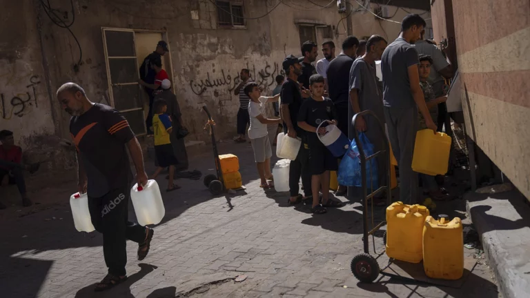 Израиль дал воду сектору Газа, но люди ее не получат