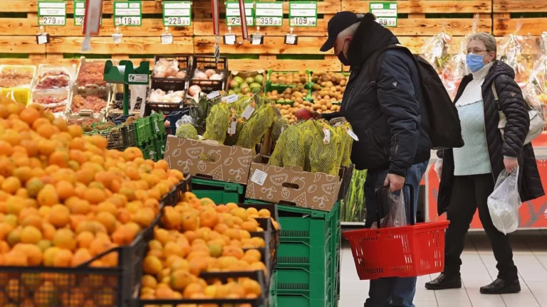 Капуста и апельсины подорожали в России за год более, чем на 70%. Какие еще продукты прибавили в цене