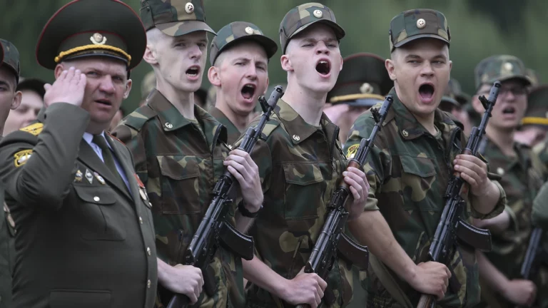 Призыв в армию по смс — в Беларуси придумали новый вариант мобилизации