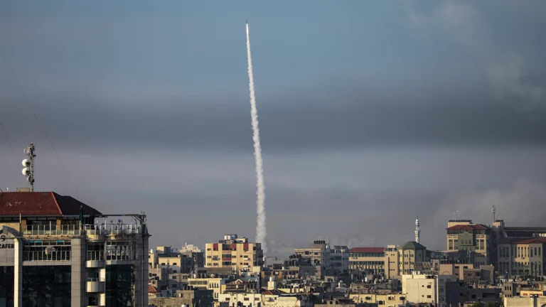 Ракета выпущена из прибрежного сектора Газа в сторону Израиля боевиками группировки «Эзз ад-Дин аль-Кассам3, военного крыла движения ХАМАС