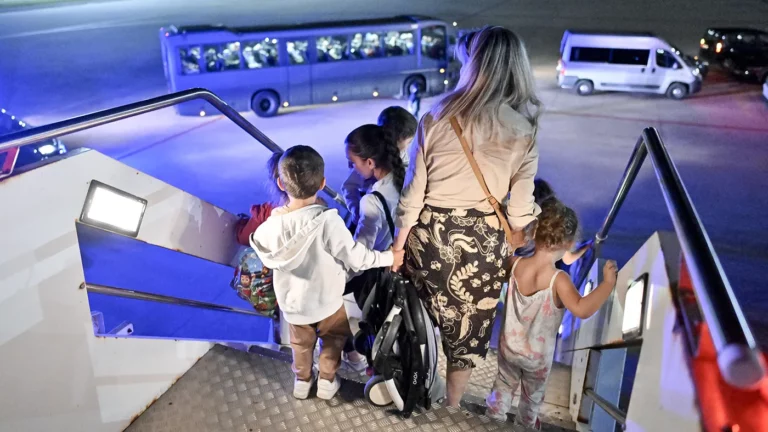 Забирали своих и чужих: какие страны эвакуируют граждан из Израиля