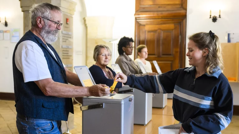 Правые снова одержали победу на парламентских выборах в Швейцарии. Что это значит для России