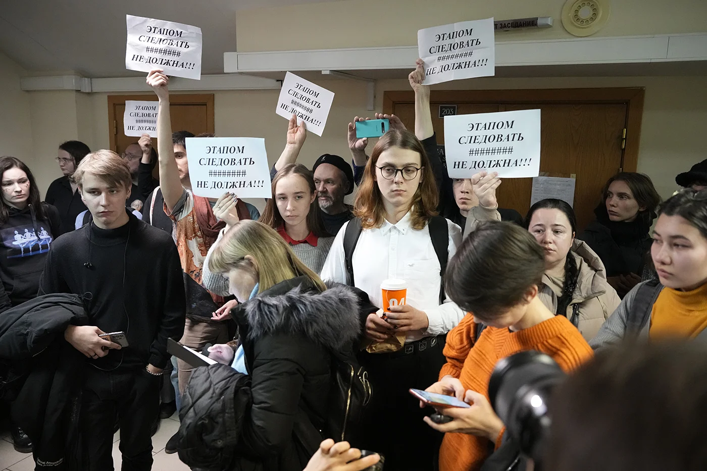 Сторонники Саши Скочиленко перед вынесением ей приговора. Фото дня