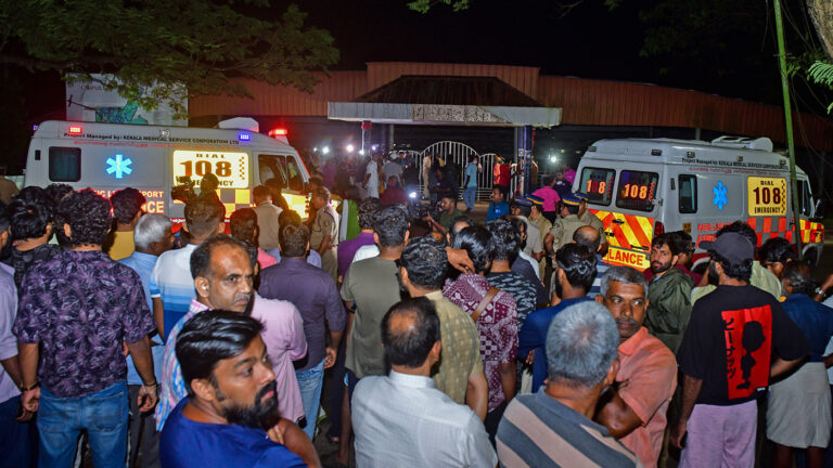 Четыре человека погибли и десятки пострадали в давке на фестивале в Индии