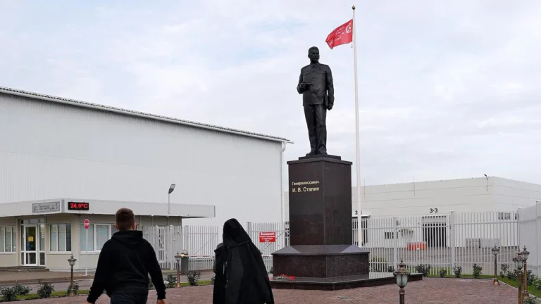 Прокуратура не нашла нарушений в установке восьмиметрового памятника Сталину