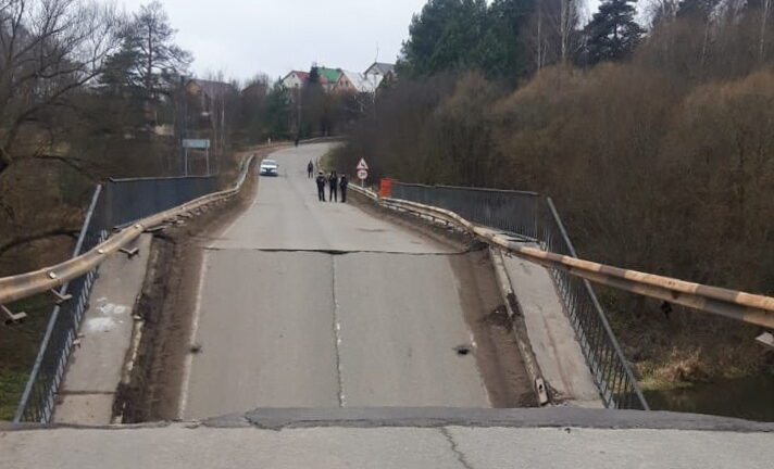 Обрушение моста в Подмосковье. Фото дня