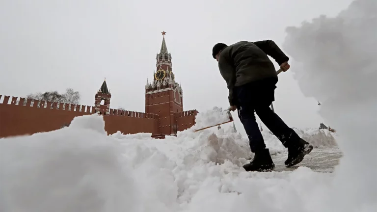 Синоптик рассказал, когда в Москве закончатся обильные снегопады