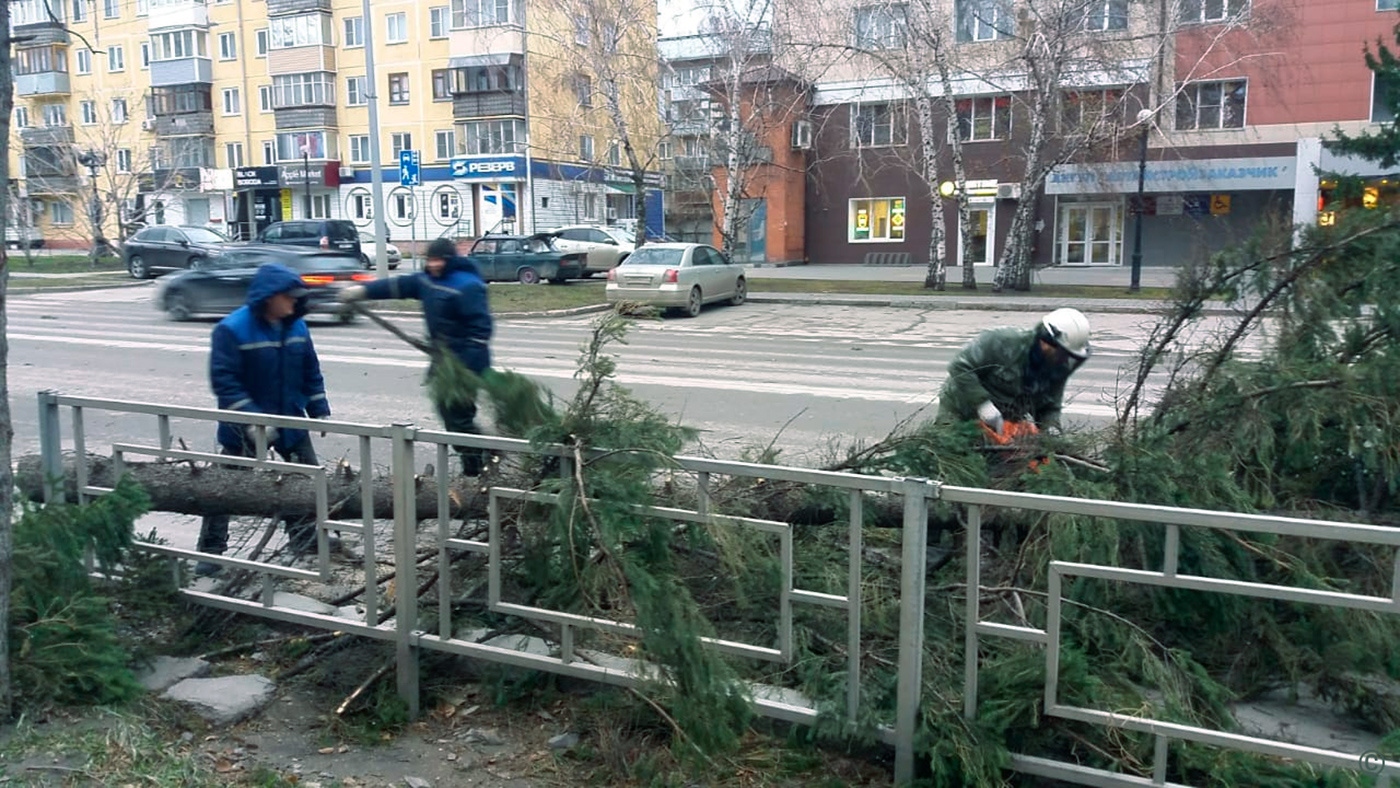 Мощный ураган прошелся по городам Сибири, есть пострадавшие