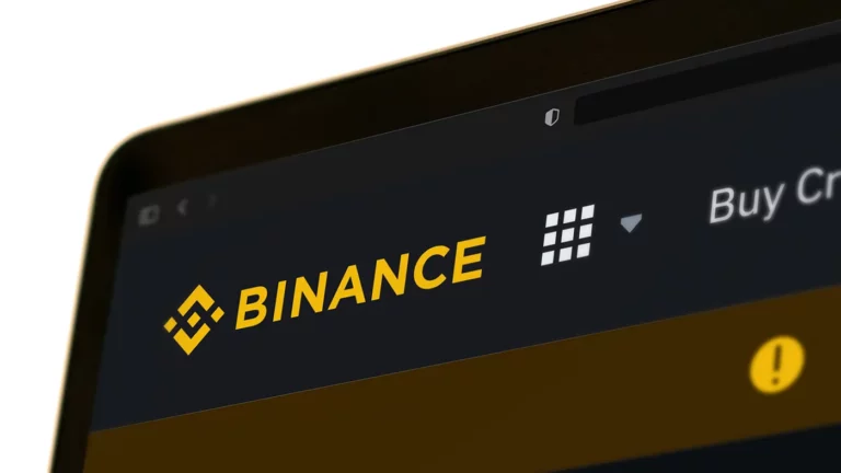 Крупнейшая в мире криптобиржа Binance прекратит поддержку рубля