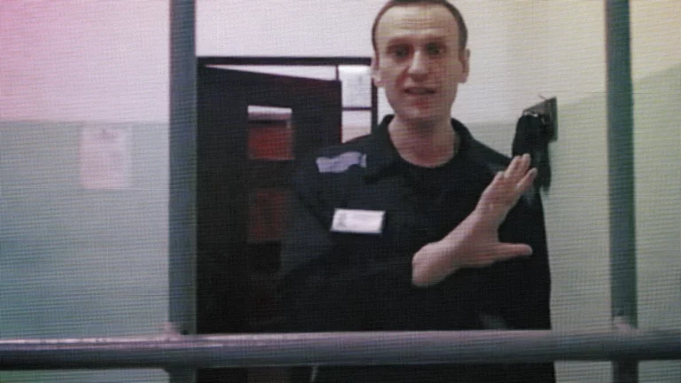Навальный сообщил, что на него завели новое уголовное дело — о вандализме