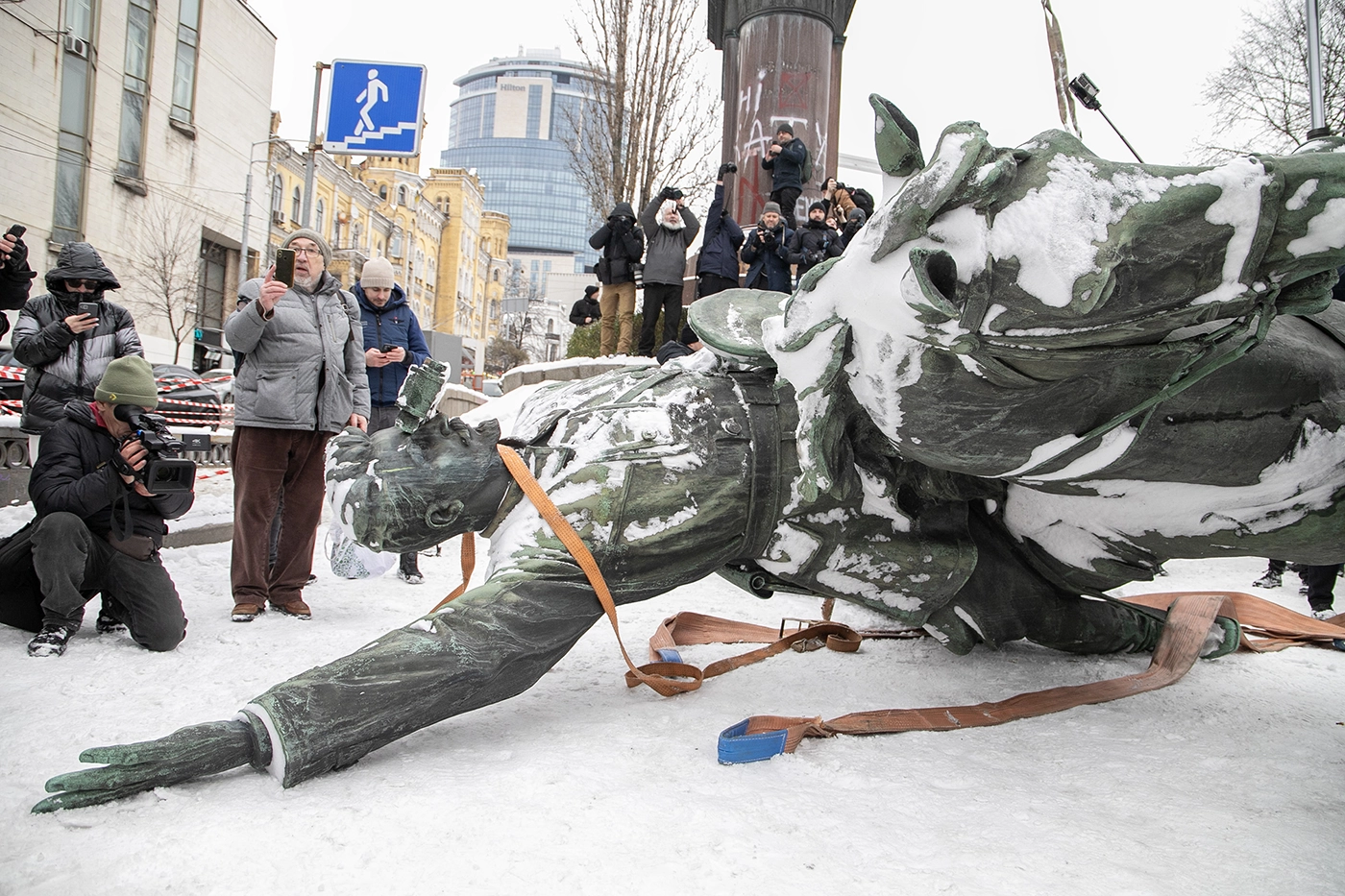 Снос памятника Щорсу в Киеве. Фото дня