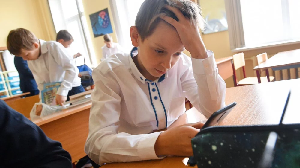 Новые изменения в школах. Телефон на уроке. Законопроект о запрете телефонов в школе 2023. Запрет на смартфоны для школьников Азербайджана. Не урок.