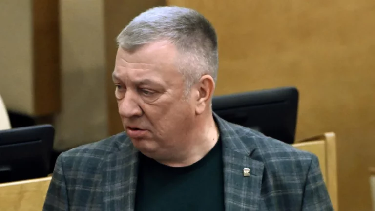 Депутат Гурулев назвал писателя Акунина врагом и призвал его «уничтожить»
