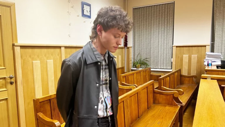 Сжегшего российский паспорт певца Шарлота отправили в СИЗО. Он признал вину