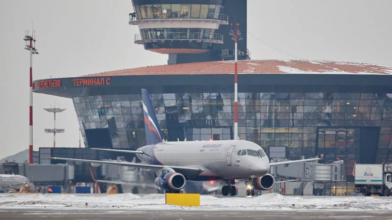 Более 60 авиарейсов задержали или отменили в аэропортах Москвы из-за непогоды