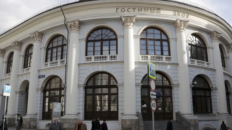 РБК: предвыборный штаб Путина будет работать в Гостином дворе