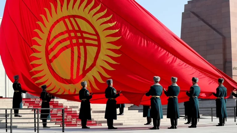 В Киргизии заменят солнце на флаге из-за схожести с подсолнухом