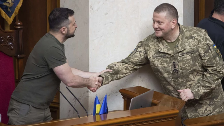 «Украинская правда»: отставка Залужного возможна, но невыгодна Зеленскому