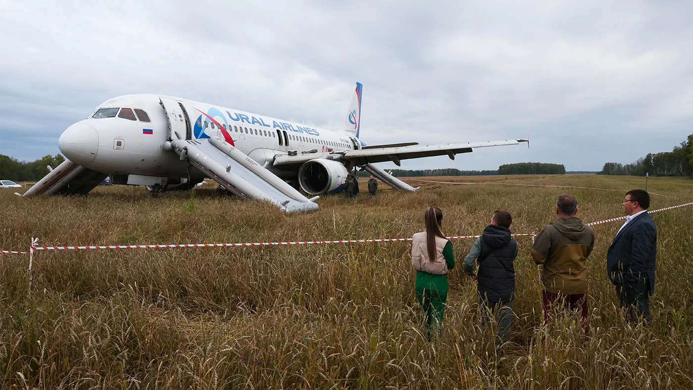 Эксперты объяснили, почему попросили уволиться пилотов, посадивших А-320 в  поле