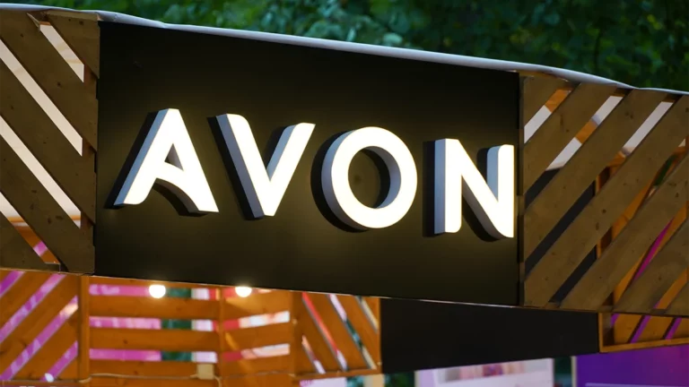 Avon обвинили в «отмывании морали» за продолжение работы в России