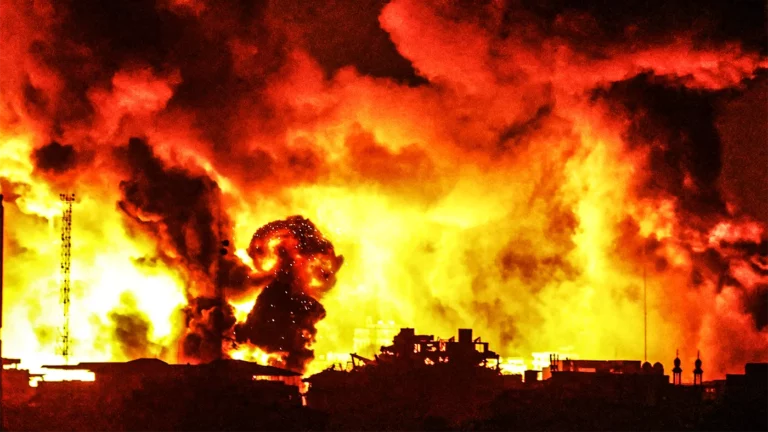 Дым и пламя поднимаются в результате израильских атак в городе Газа, 5 ноября 2023 года