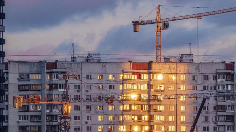 Экономист спрогнозировал снижение цен на старые квартиры в Москве и Петербурге