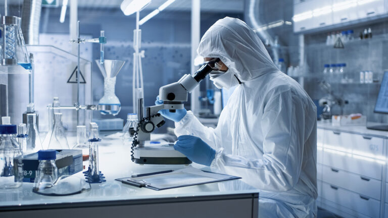 «Лаборант случайно укололся шприцем». Ученые подсчитали утечки патогенов из лабораторий мира