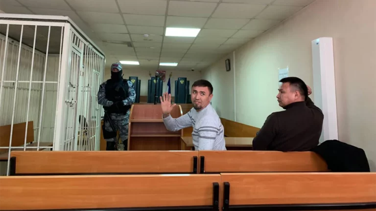Башкирский активист Алсынов получил 4 года колонии. У здания суда собрались сотни людей