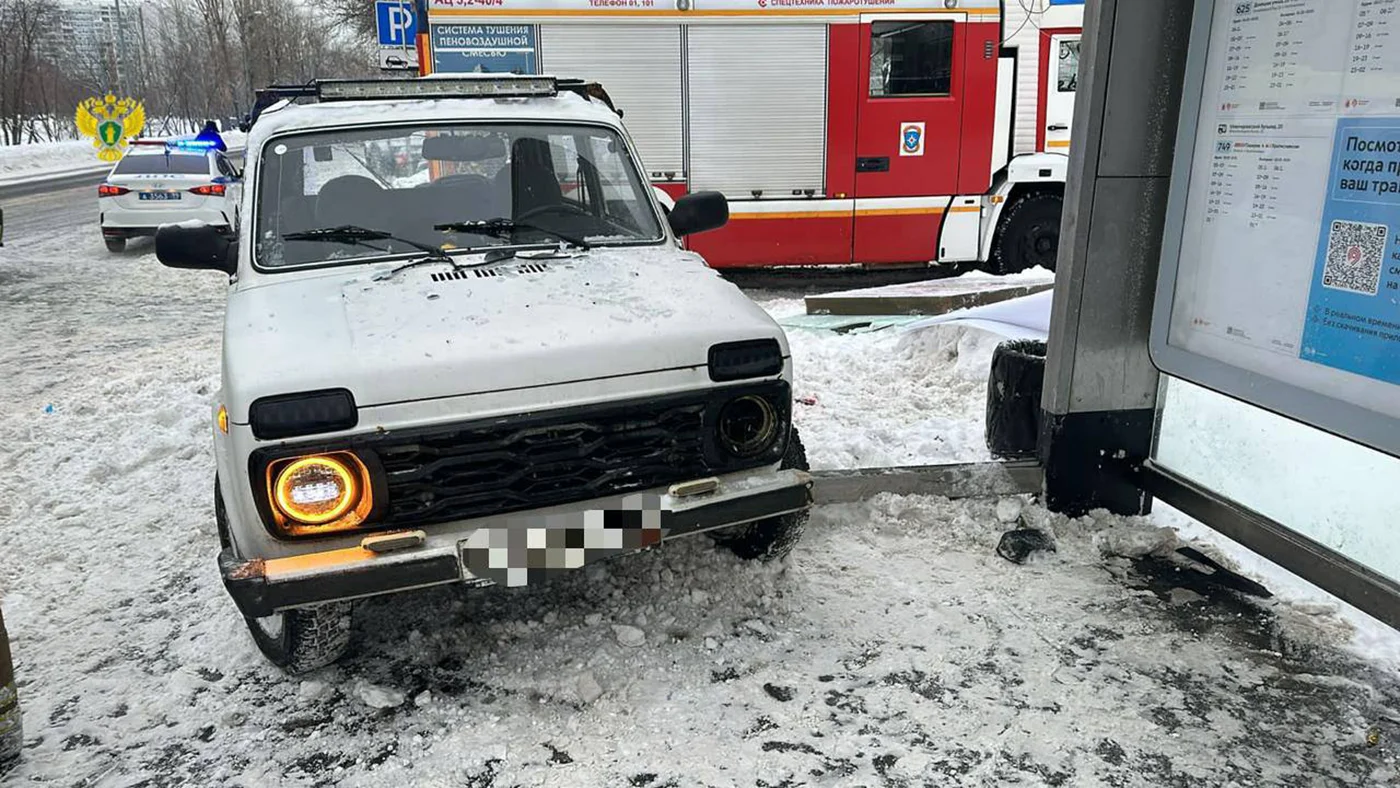 «Нива» врезалась в остановку на юго-востоке Москвы. Есть пострадавшие