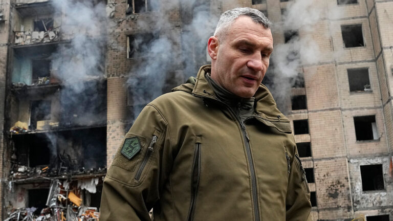 Кличко: после взрывов в нескольких районах Киева пропал свет