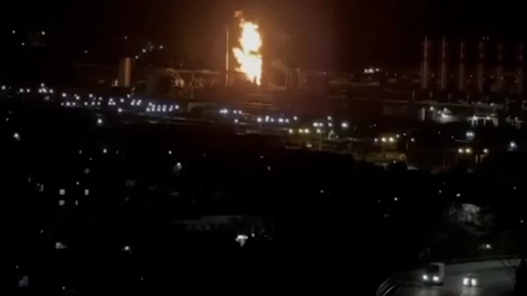 «Высота пламени — 70 метров». Что известно о пожаре на нефтебазе в Туапсе