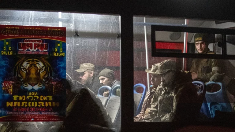 Украинские военные, сдавшиеся в плен с территории завода «Азовсталь» в Мариуполе, 21 мая 2022 года