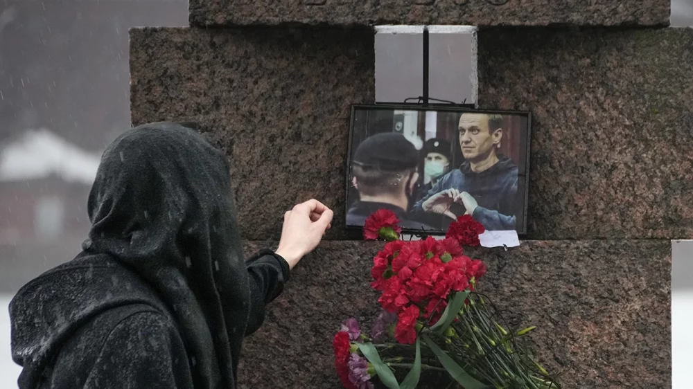 Кровать с занавеской в тёмной комнате. Студенческое общежитие. Замкнутый человек. Позы для сна вдвоем. Мужчина в коробке.